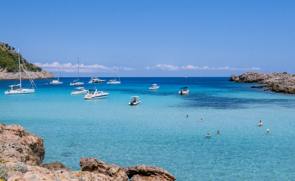 Coastal Hiking Near Mon Port: Viewpoints and Coves on Foot