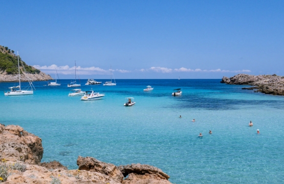 Coastal Hiking Near Mon Port: Viewpoints and Coves on Foot